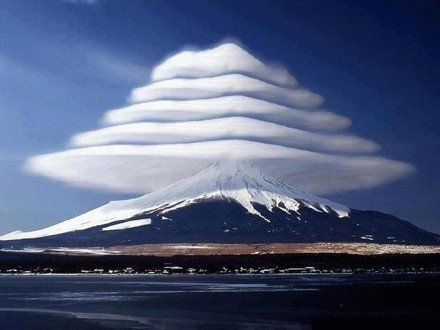 壁纸分享日本富士山一种叫笠云的自然现象