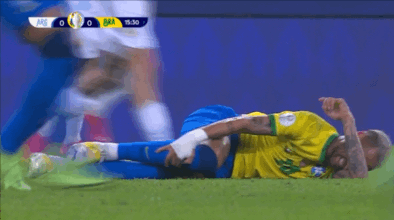 梅西内马尔双双被踢倒在地