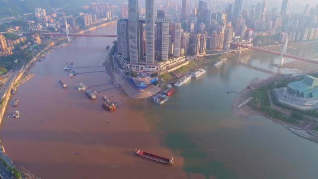 重庆朝天门两江交汇现鸳鸯锅奇观