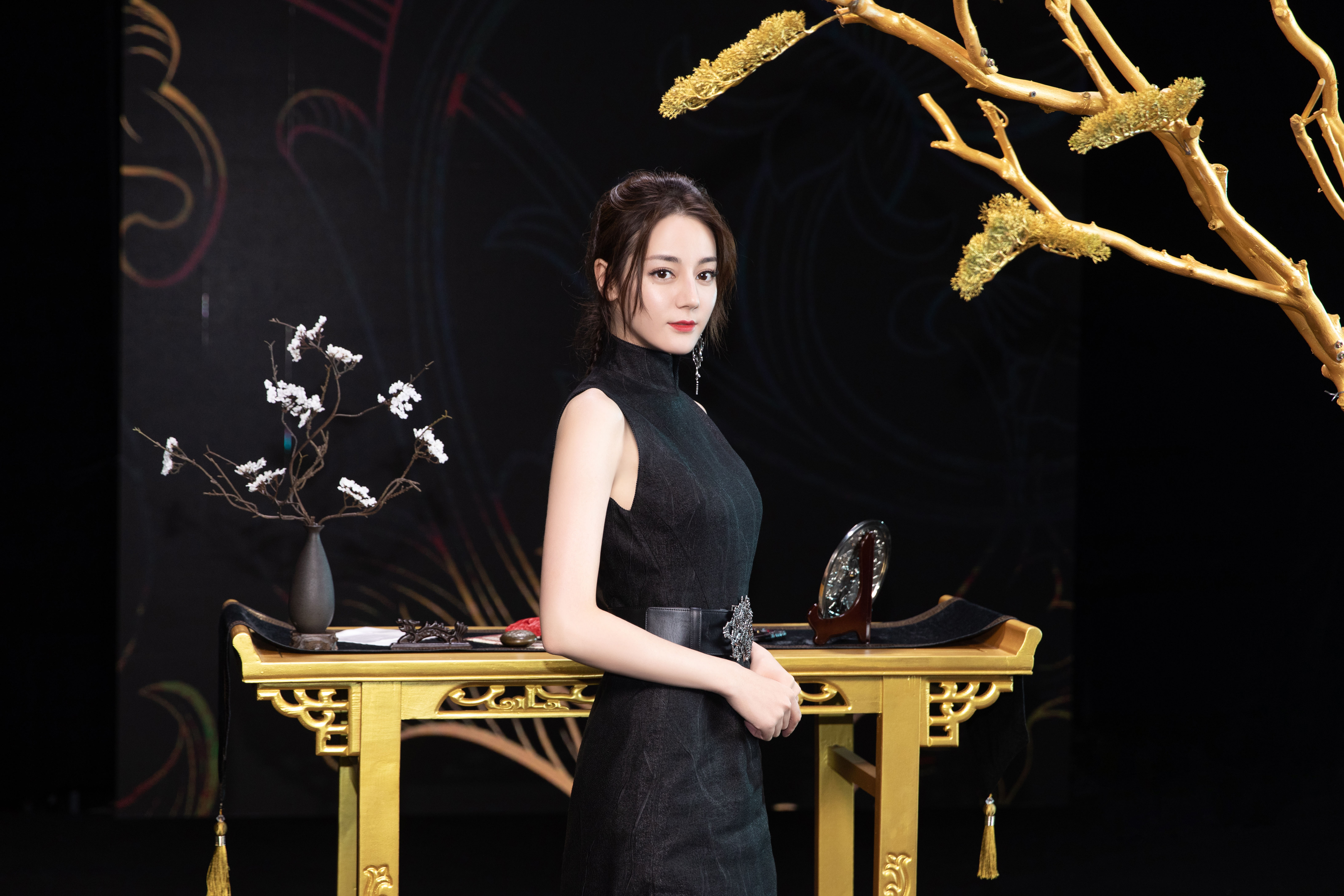 迪丽热巴穿旗袍,绝佳的身材比例,你们觉得怎么样?