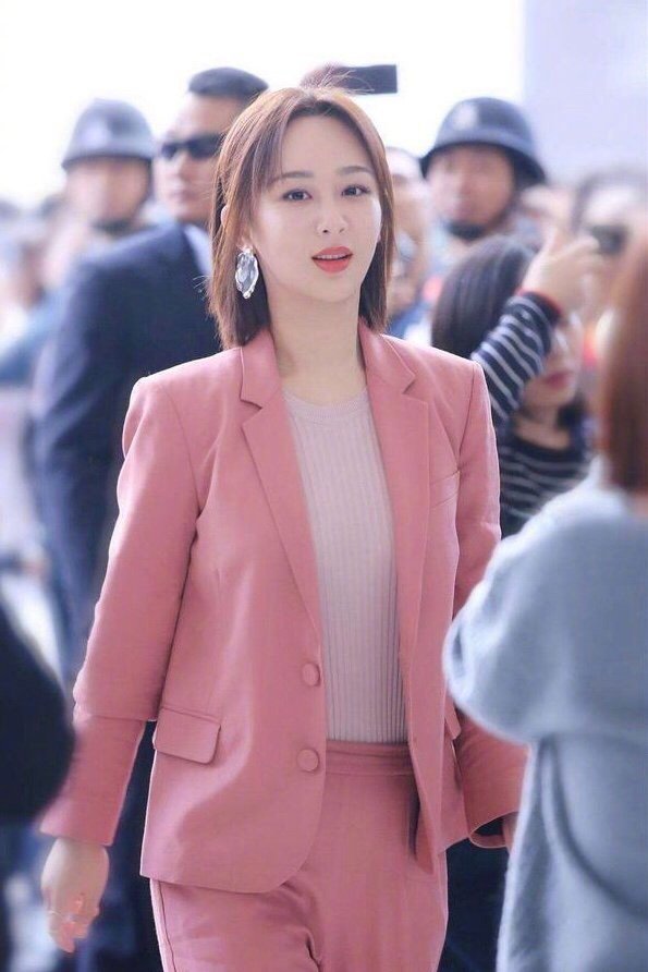 [女神新照]杨紫穿粉红色西装,你觉得搭吗? zt