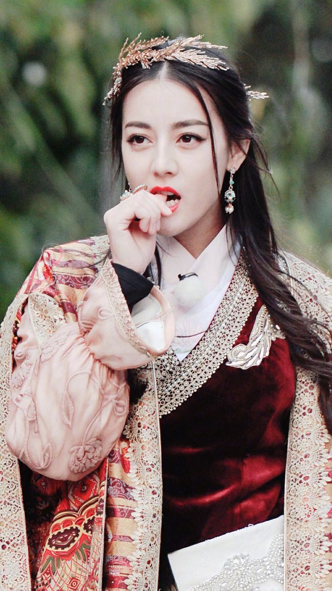 迪丽热巴化身热情满满的异域公主,可爱呆萌又美丽. zt