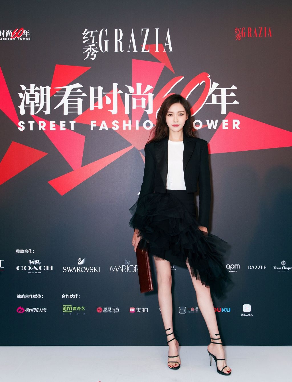 [女神新照]唐嫣黑西装配蕾丝纱裙显气质,你觉得如何?