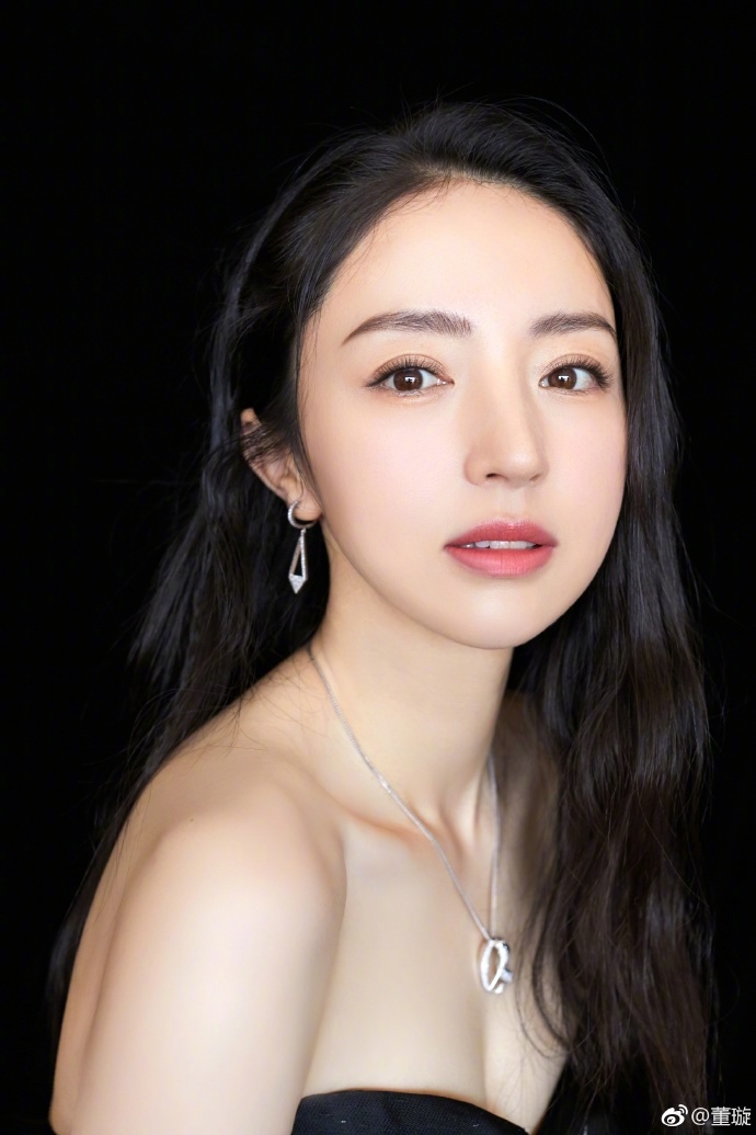 [女神新照]董璇小露酥胸尽显好身材,你给几分 zt