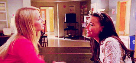 塑料姐妹花没错了!上厕所让朋友帮拎包 银行卡被顺走8000元 zt