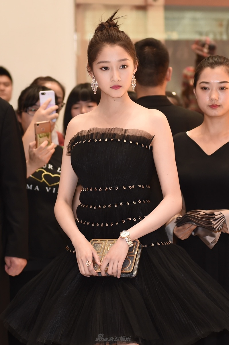 关晓彤黑色短裙尽显修长好身材捂嘴表情惊讶实力可爱