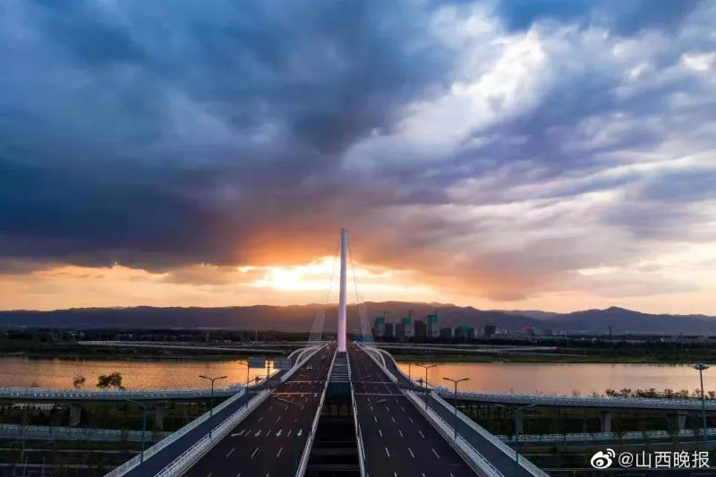 太原迎宾桥，太美了 zt