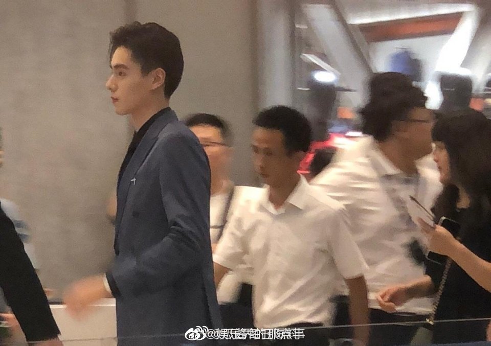 胡一天参加活动生图,这个身高什么水平? zt