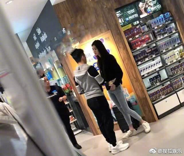 何猷君布置求婚现场向奚梦瑶求婚,该网友表示:"我朋友在尚嘉中心上班