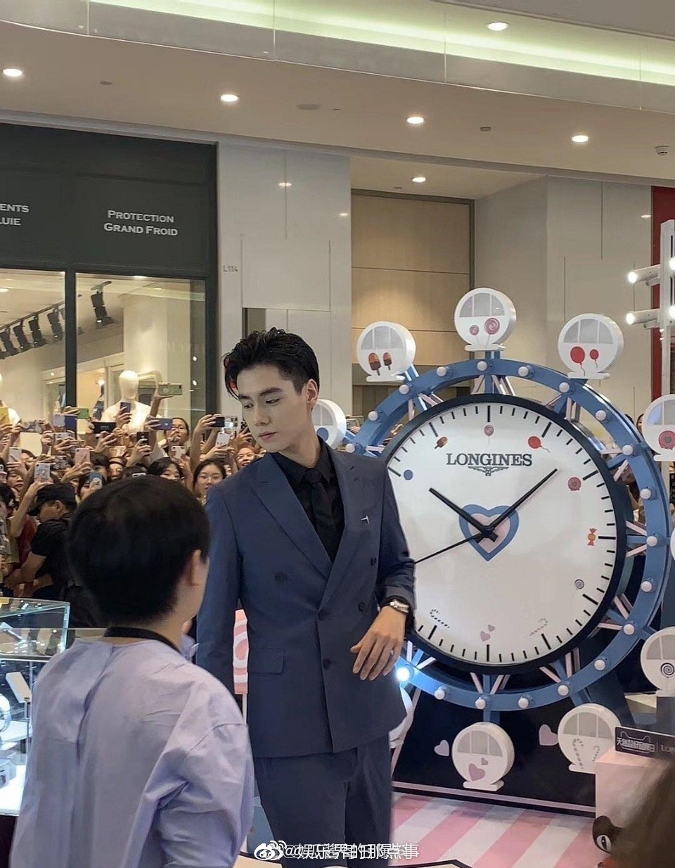胡一天参加活动生图,这个身高什么水平? zt