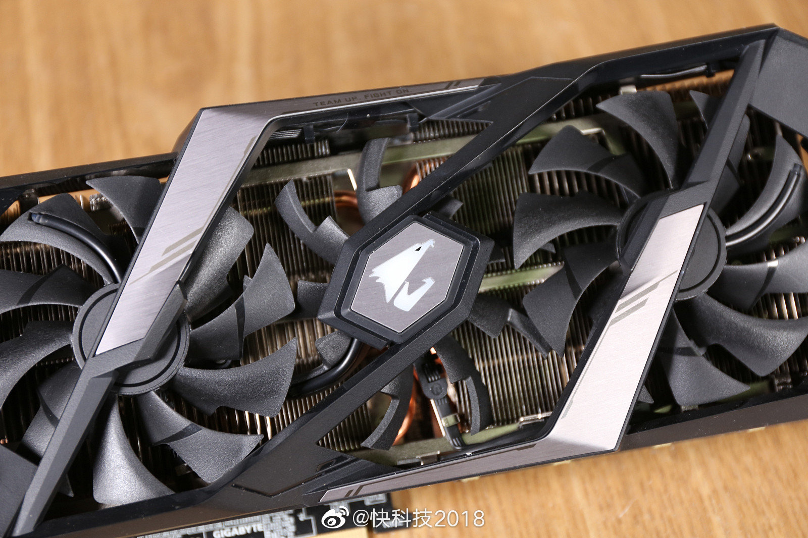 技嘉aorusrtx2080tixtreme11g显卡线条棱角分明,以银黑配色为主 zt