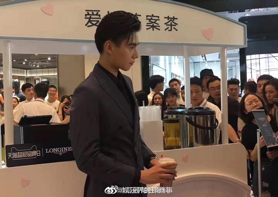 胡一天参加活动生图,这个身高什么水平? zt