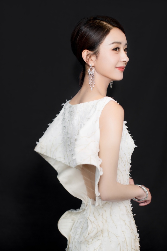 [女神新照]赵丽颖长裙王冠像公主吗? zt