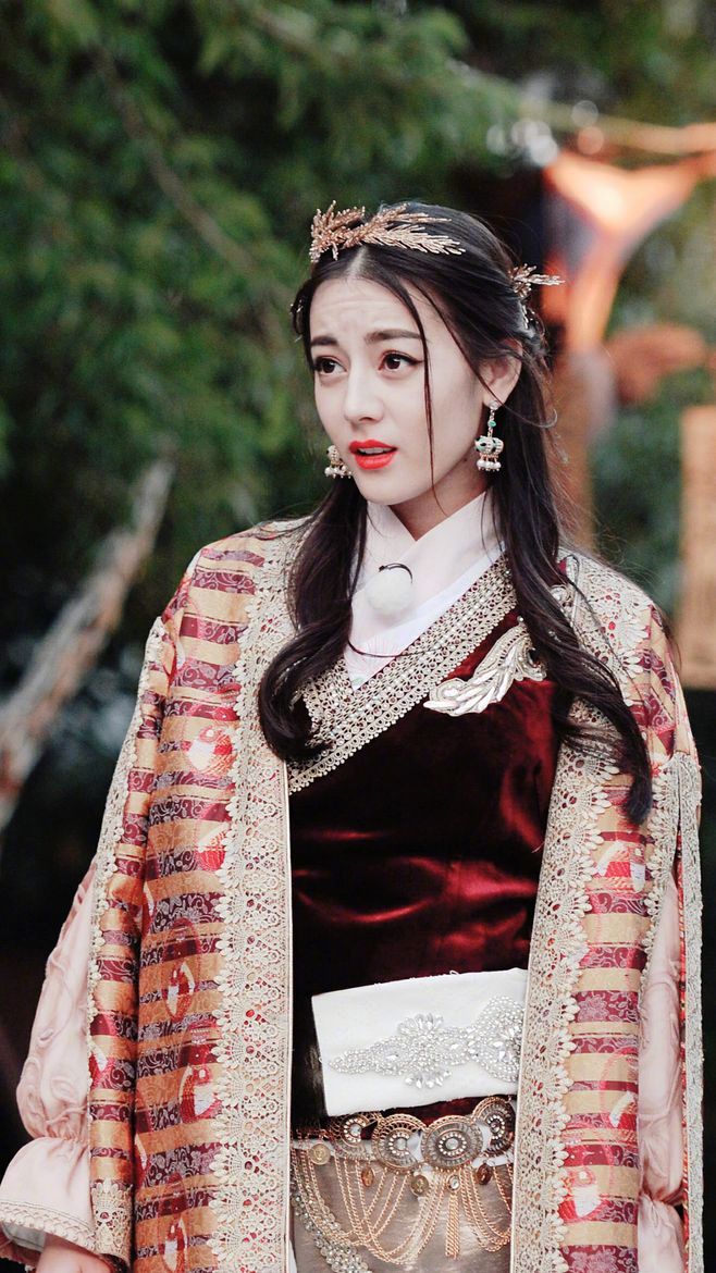 迪丽热巴化身热情满满的异域公主,可爱呆萌又美丽. zt