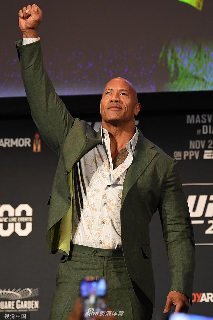 巨石强森现身ufc244称重仪式