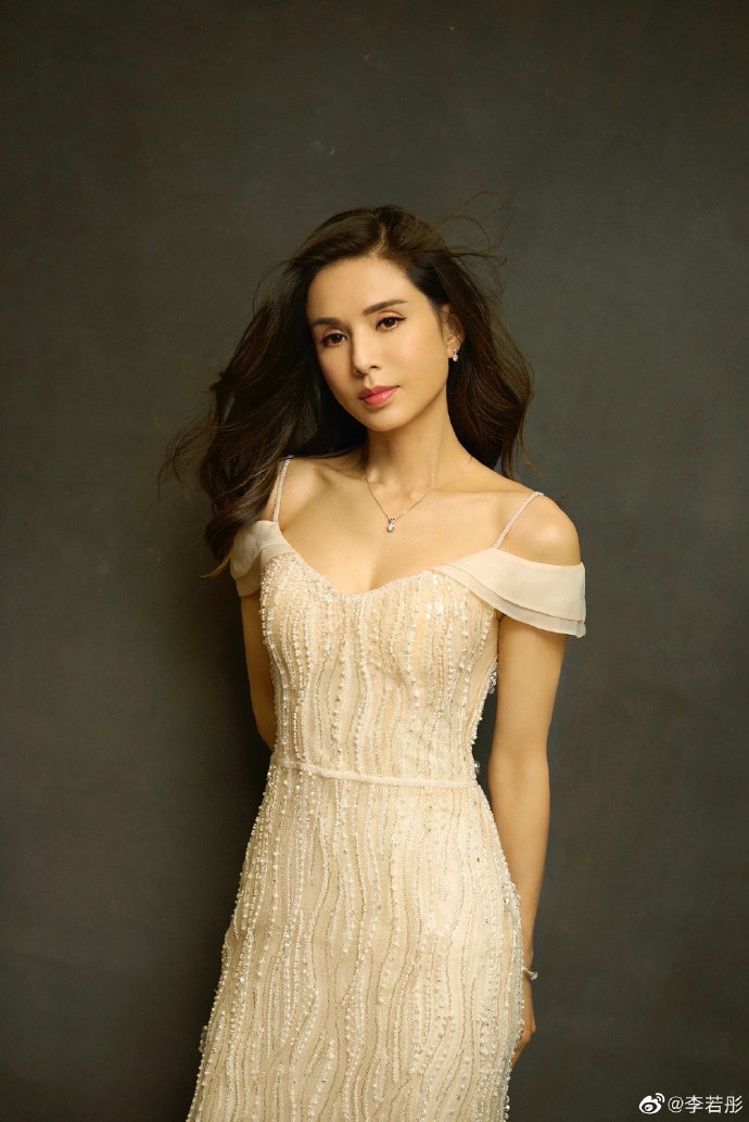 李若彤米色裙仙气飘飘再现小龙女 zt