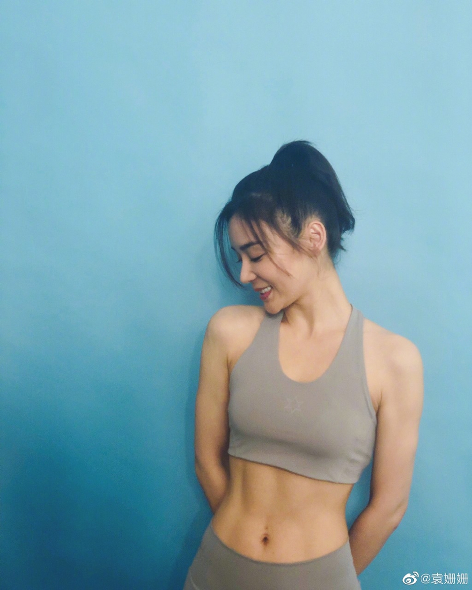 [女神新照]袁姗姗秀马甲线,这小蛮腰你觉得如何? zt