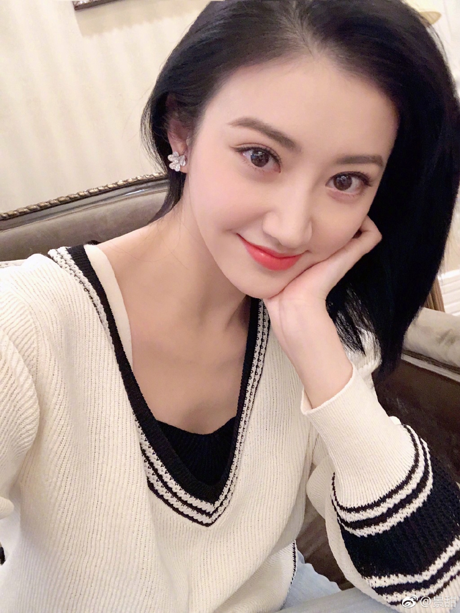 景甜晒自拍,"单身"戒指太抢镜 zt
