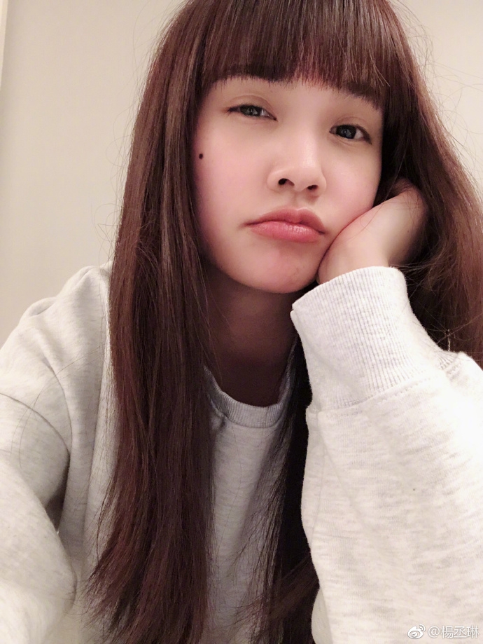 杨丞琳晒少女风甜美自拍,笑侃抓住青春的尾巴 zt