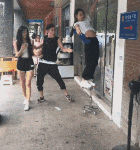 爆笑gif图:最环保的婚礼,新娘子一点都没嫌弃 zt
