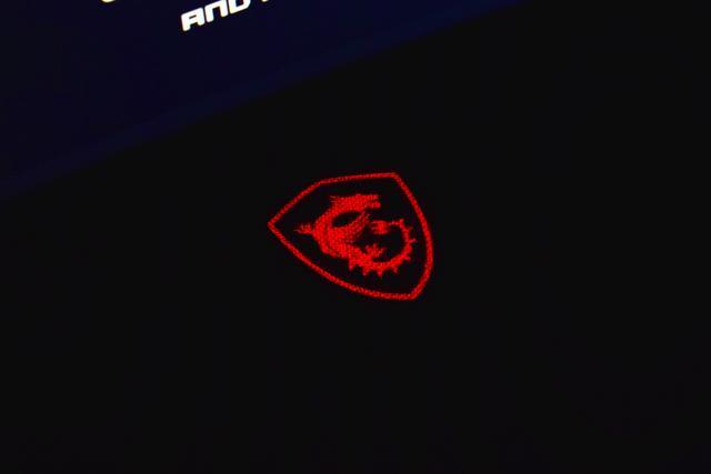 屏幕下方的龙盾logo灯