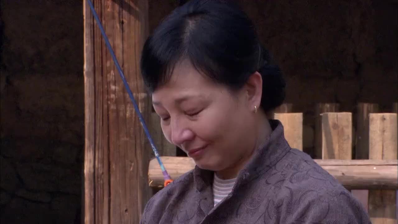 穷孩子富孩子穷孩子竟要照顾两个残废的老人还有上学的弟弟太心酸
