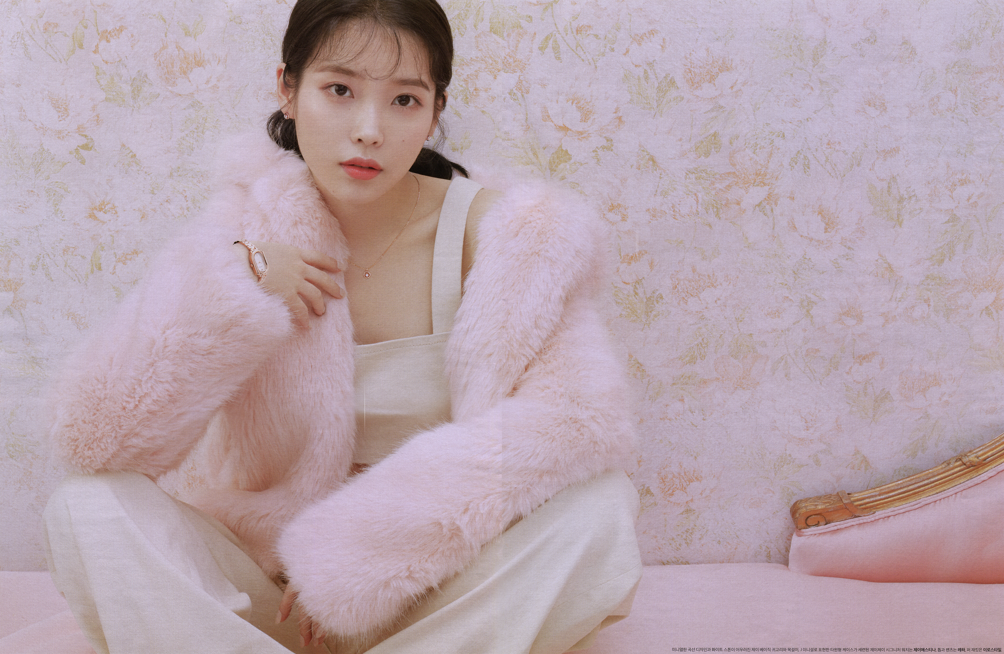 [女星安利]iu新专辑内页高清扫图,拿去做壁纸吧!