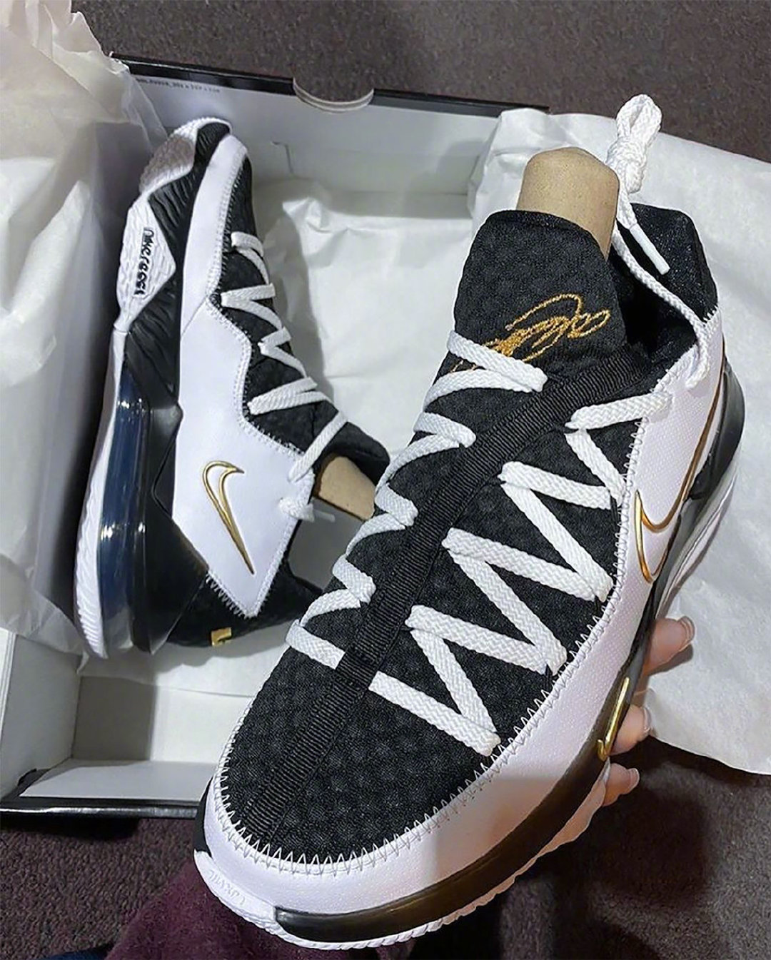 nikelebron17low白黑金配色实物曝光如果没有疫情老詹一定会穿着它打