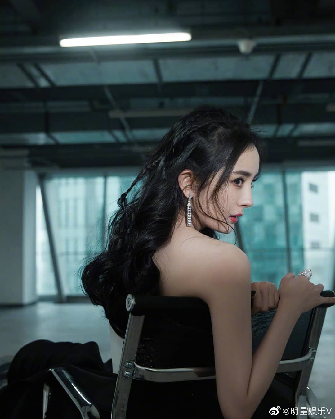 杨幂黑白拼色斜肩纱裙,家人们心动吗? - 步行街主干道 - 虎扑社区