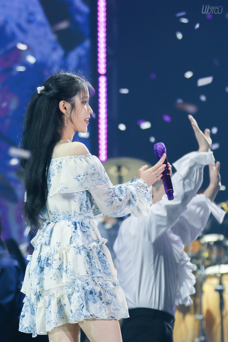 舞台上的iu,这颜值什么水平