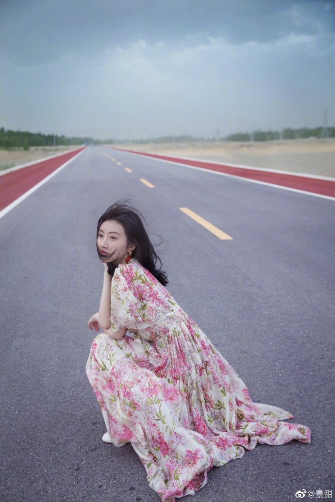 景甜碎花长裙,这造型你觉得怎么样?