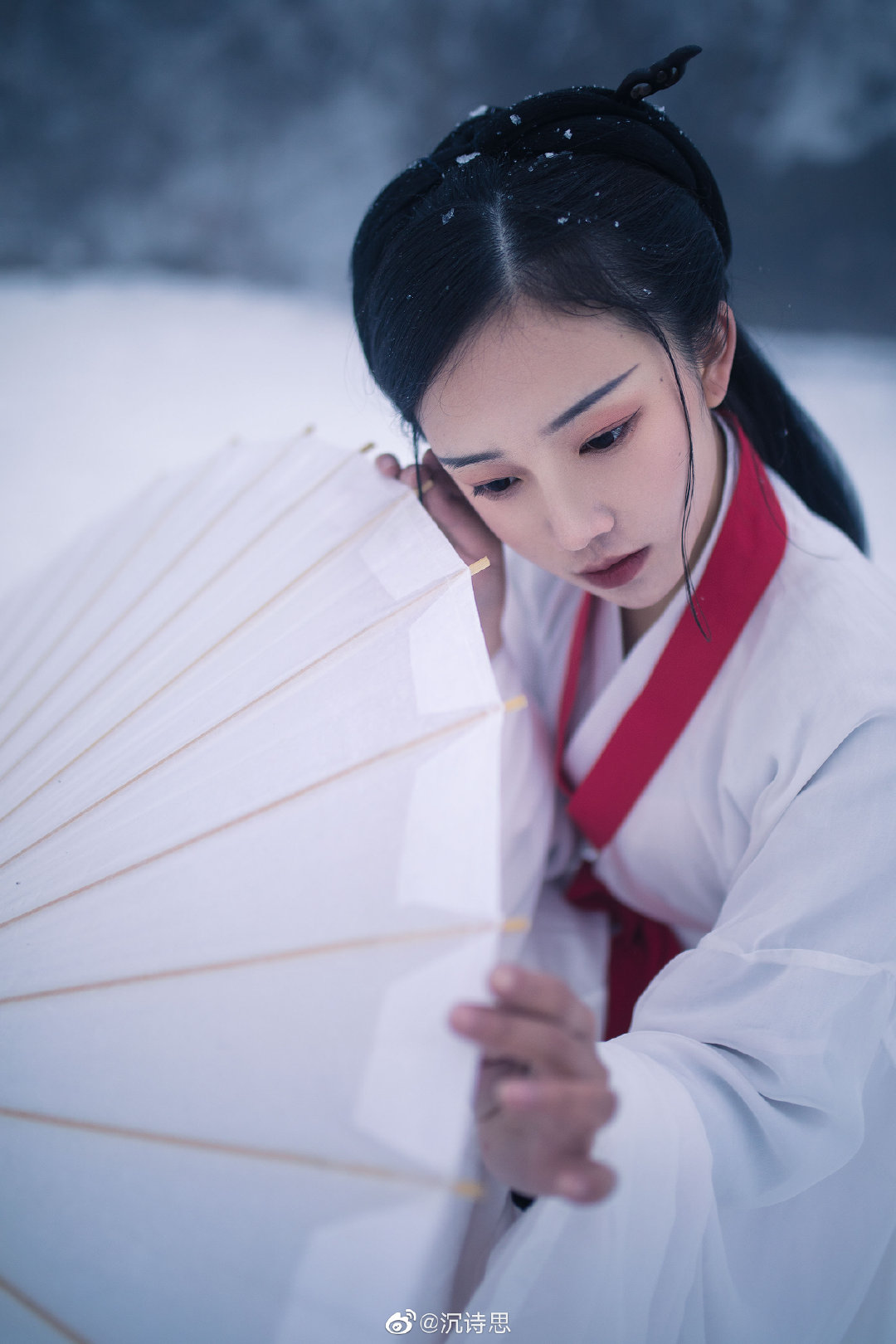 这个举伞在雪中的妹子,给几分?