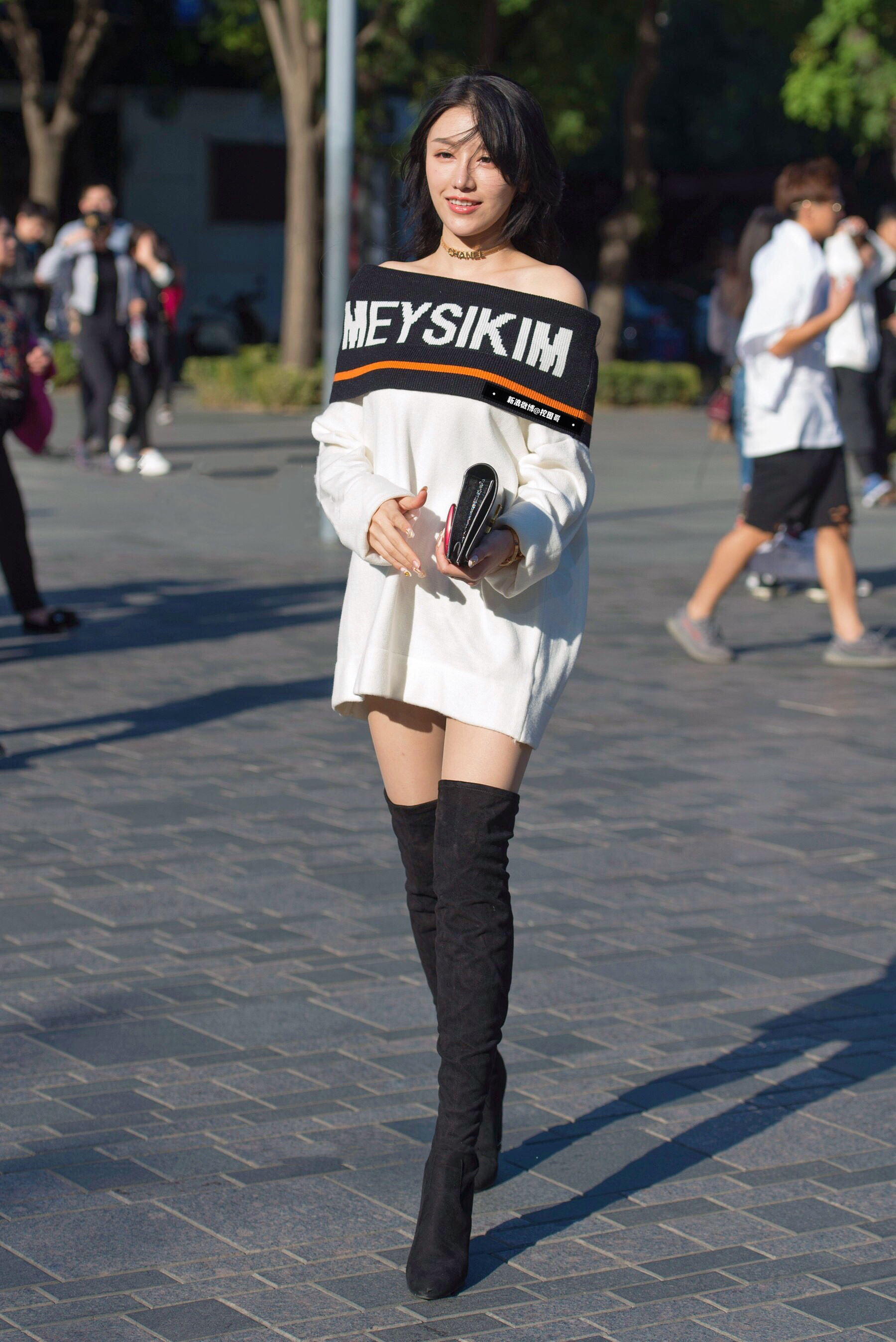 过膝长靴,既保暖又显腿,小姐姐这一身你给几分