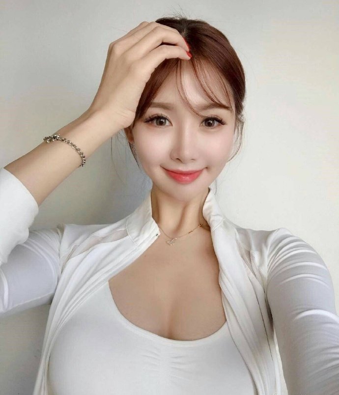 这小姐姐算是天使面孔,魔鬼身材了吧