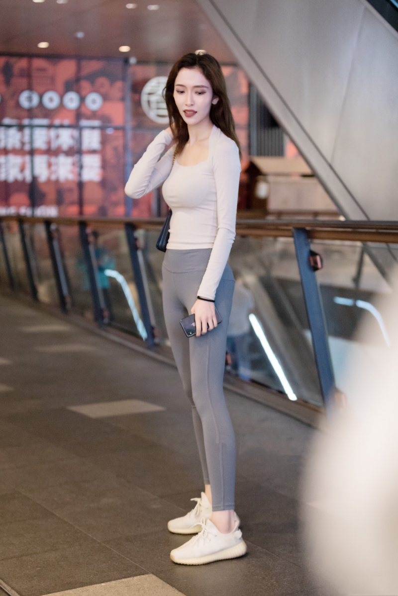 紧身衣裤的穿搭,凸显身材曲线,jrs们喜欢这个妹子吗?