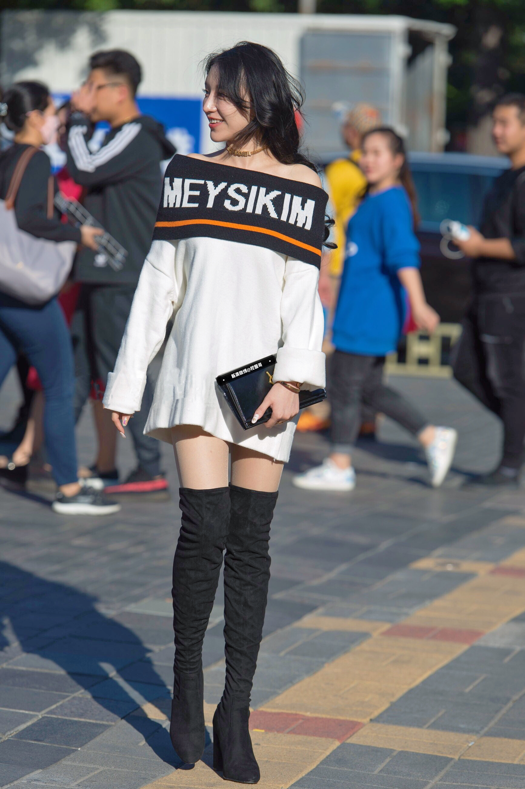 过膝长靴,既保暖又显腿,小姐姐这一身你给几分