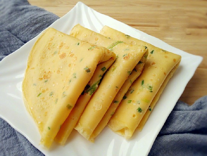 葱香牛奶鸡蛋饼,几个鸡蛋拌在一起,几分钟就能搞定