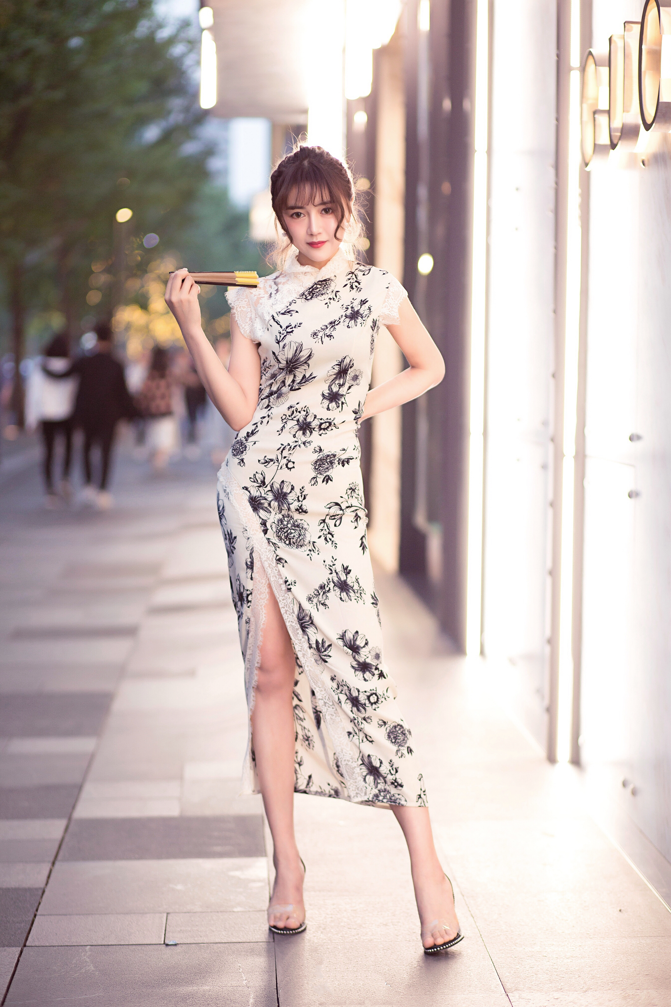 好身材与旗袍相得益彰,妹子气质瞬间提升不少