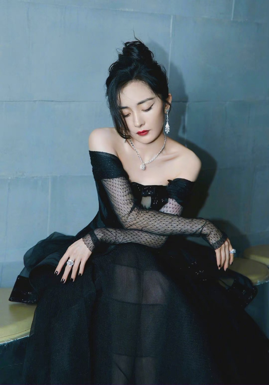 杨幂一字肩深v黑纱裙,什么水平? - 娱乐圈 - 虎扑社区