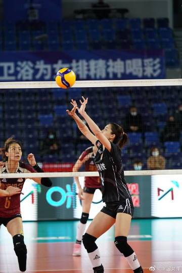 刁琳宇受伤女排精神不是赢得冠军 而是有时候明知道不会赢 也竭尽全力受伤下场的 刁琳宇一直在场边说着 我可以 重新回到场上的她一直在坚持 虎扑