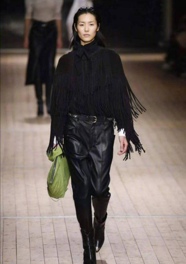 刘雯走秀被刘雯的气质惊艳到腿长两米八的超模身材简直就是行走的衣架