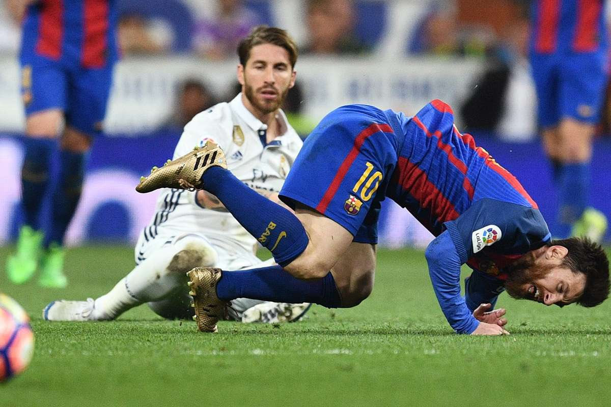 阻止梅西的唯一方法就是抱摔你看过下图中的比赛么