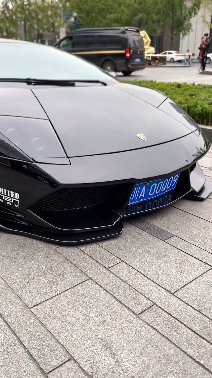 成都网红坡惊现限量款兰博基尼黑蝙蝠跑车,周杰伦同款超跑