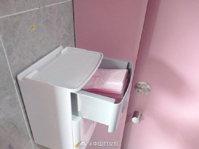 浙江金华乡村小学校长在女厕投放卫生巾