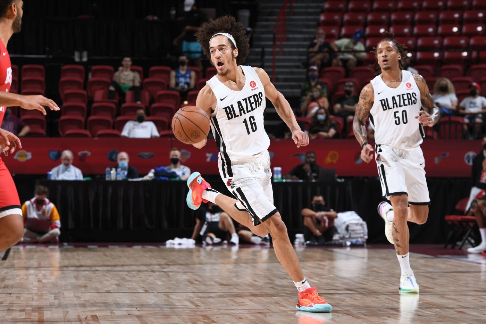 开拓者二年级球员上脚了newbalancethekawhi1还不错