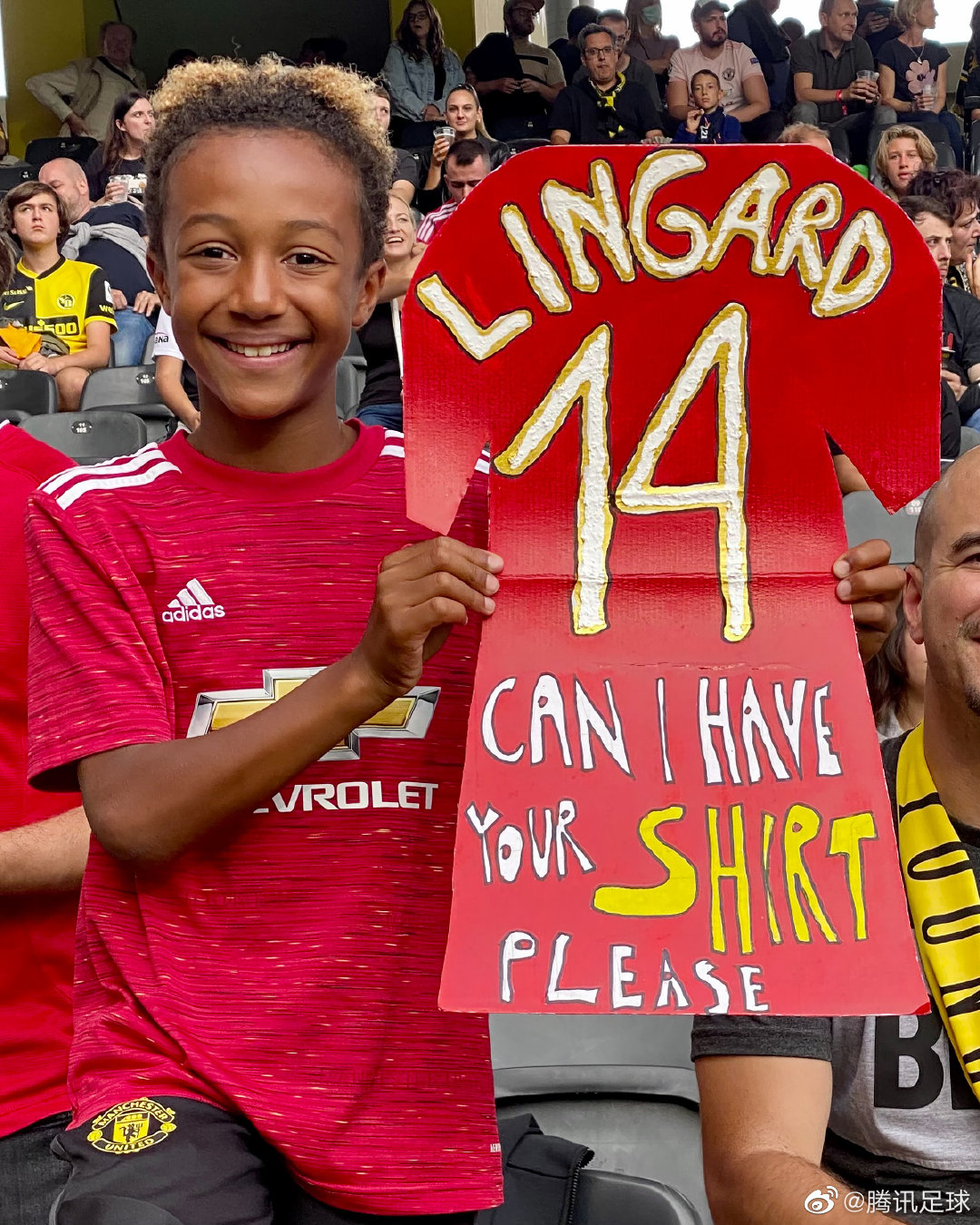这就是人气现场小球迷林皇我能拥有你的球衣吗
