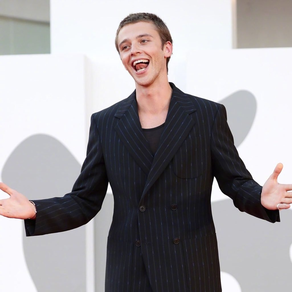 主演本杰明沃辛与文森特拉科斯特等出席法男大军集体现身