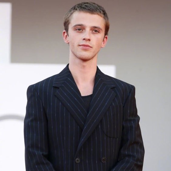 主演本杰明沃辛与文森特拉科斯特等出席法男大军集体现身