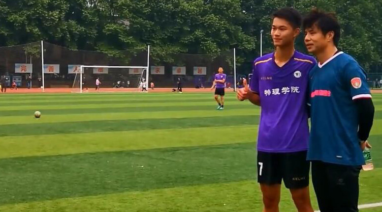 蒿俊闵在大学校园与校友同场竞技赛后和大家合影签名