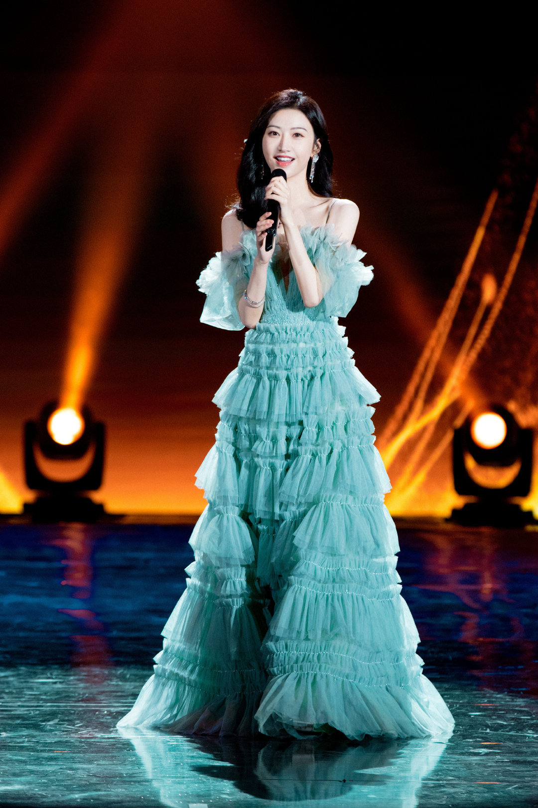 央视给景甜p的裙子央视真的好严谨把景甜深v裙子前面的缝隙p的毫无